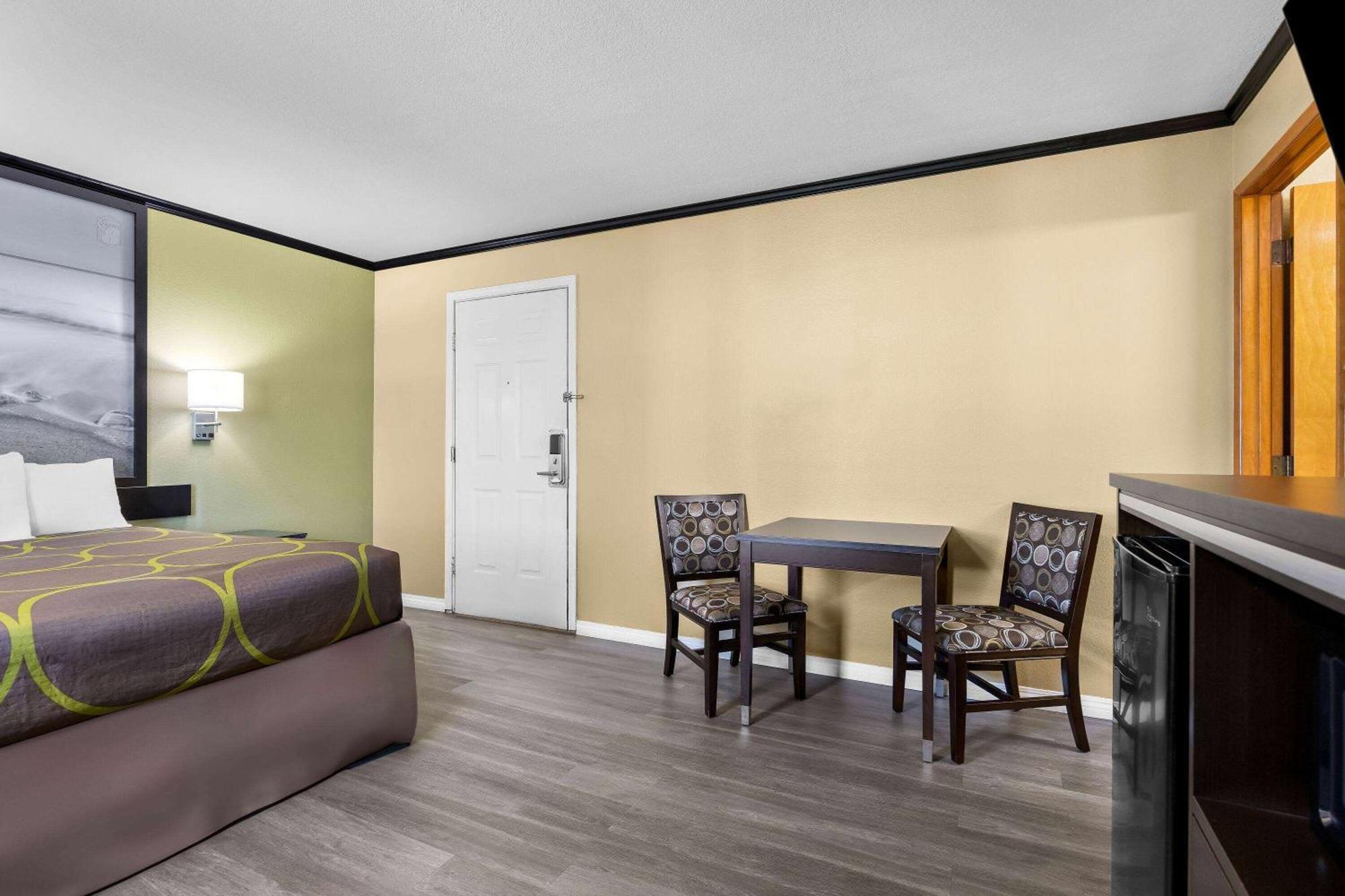 Super 8 By Wyndham Crescent City Eksteriør billede