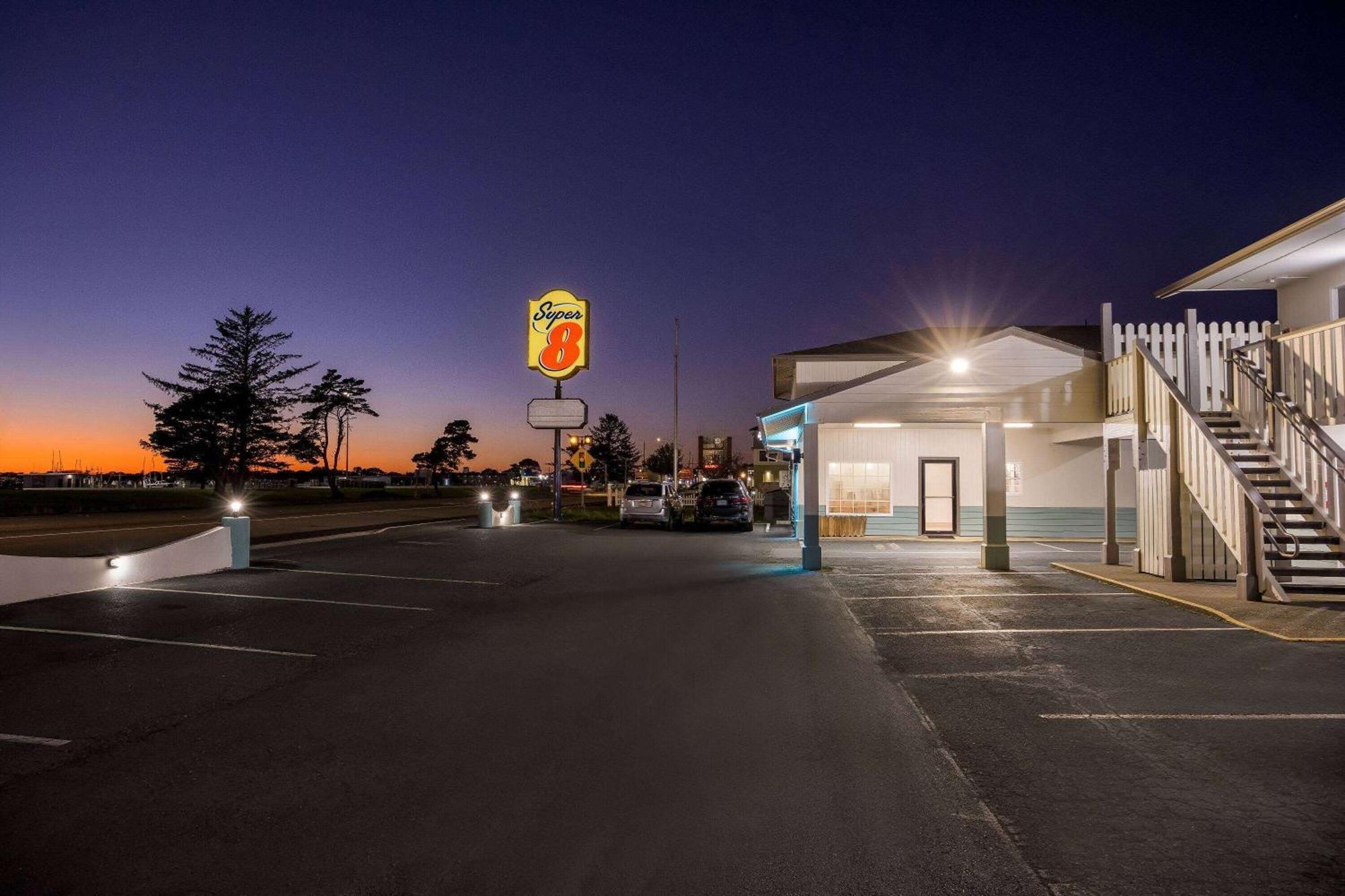 Super 8 By Wyndham Crescent City Eksteriør billede